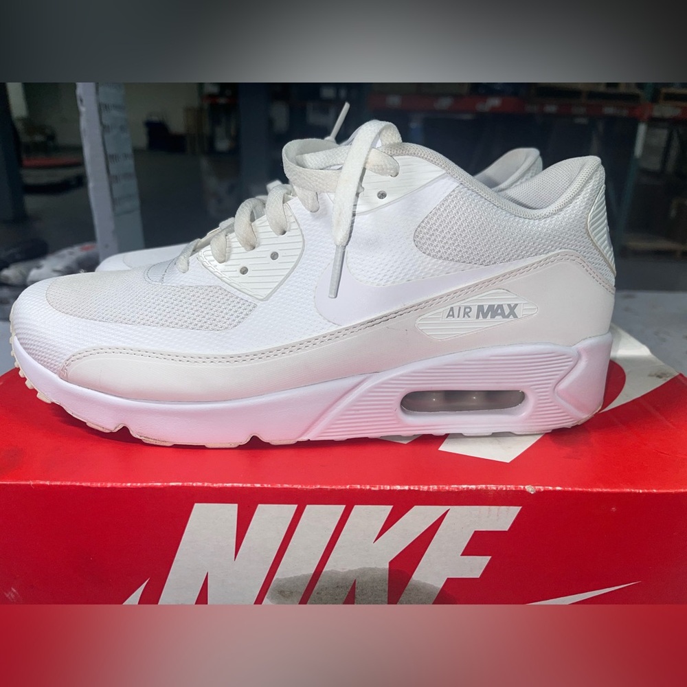 Slightly used Nike AirMax size 9 like new